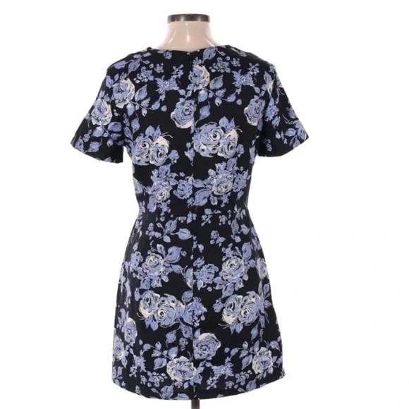 CUT out casual dress - Picture 2 of 3